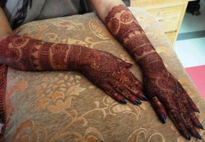 Filling bridal mehndi designs